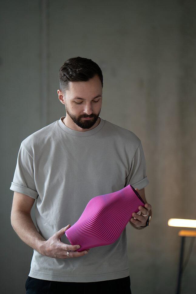 Sheyn CEO with a 3d-printed vase