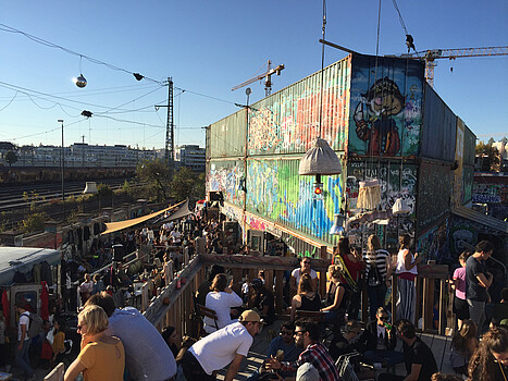 Creatives for Vienna 2024 prämiertes Projekt Heilig - Ein Clubkonzept. Freiluftclub in Baucontainern.