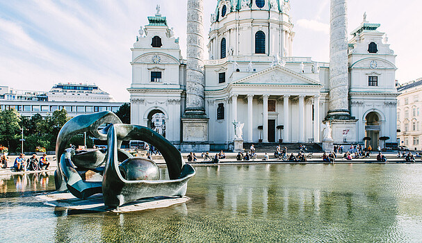 Karlskirche mit See im Vordergrund